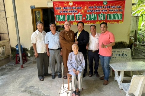 Trao quà Tết - Xuân Yêu Thương 